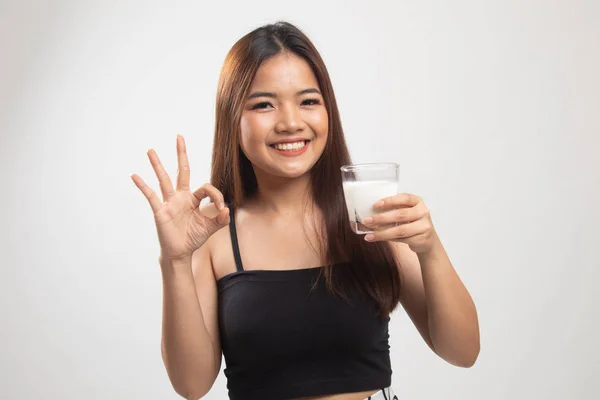 Femme asiatique en bonne santé boire un verre de lait spectacle OK signe . — Photo