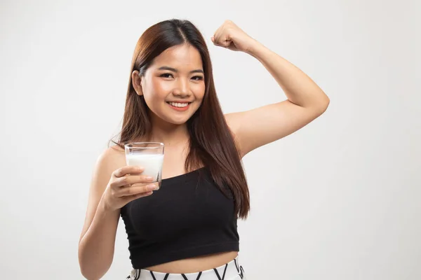 Femme asiatique en bonne santé boire un verre de lait . — Photo