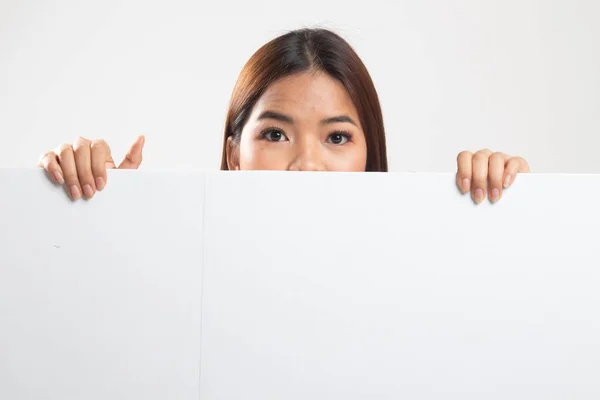 Primo piano di giovane donna asiatica dietro un segno in bianco . — Foto Stock