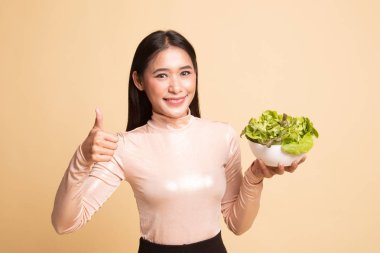 Sağlıklı Asyalı kadın Yaşasın salata ile.