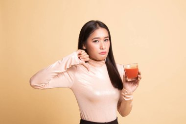 Asyalı kadın başparmak aşağı domates suyu nefret ediyorum..