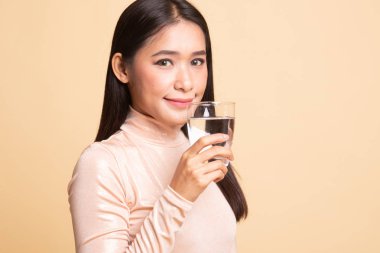 Genç Asyalı kadın ile içme suyu bir bardak.