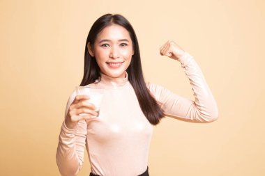 Bir bardak süt içme sağlıklı Asyalı kadın.