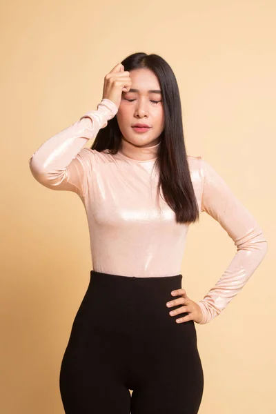 Wanita Asia muda jatuh sakit dan sakit kepala . — Stok Foto