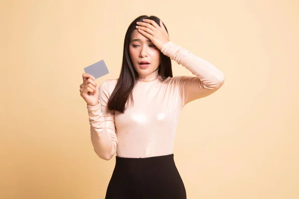 Jeune asiatique femme maux de tête avec une carte blanche . — Photo