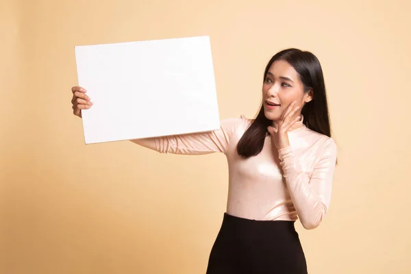 Joven mujer asiática sorpresa con blanco en blanco signo . —  Fotos de Stock