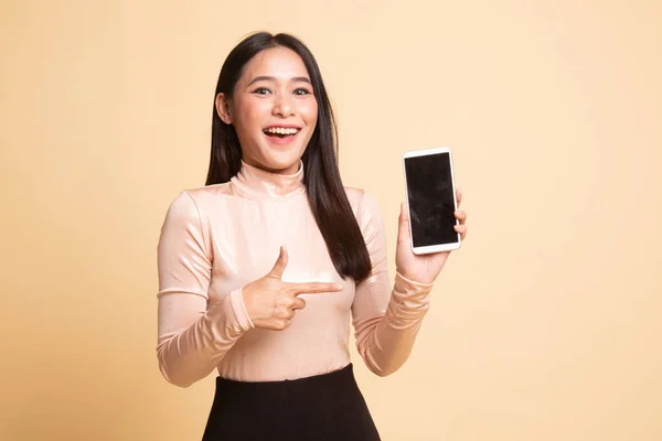 Enthousiast jonge Aziatische vrouw punt naar mobiele telefoon. — Stockfoto