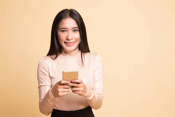 Joven asiático mujer con móvil. —  Fotos de Stock