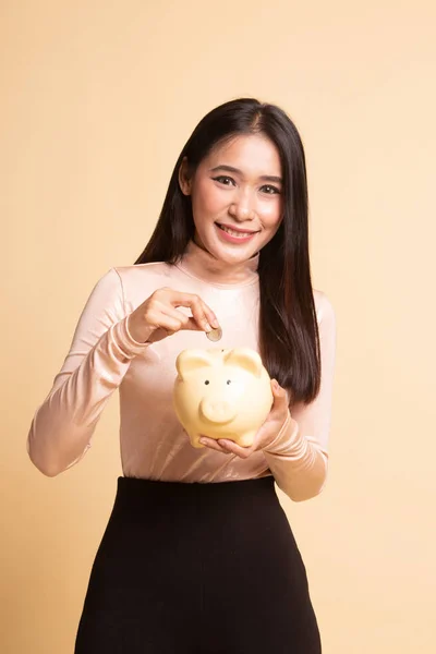 Sikke ve domuz para banka ile Asyalı kadın. — Stok fotoğraf