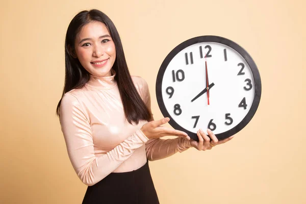 Młoda azjatycka kobieta z zegarem. — Zdjęcie stockowe