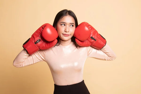 赤いボクシング グローブを持つ若いアジア女性. — ストック写真