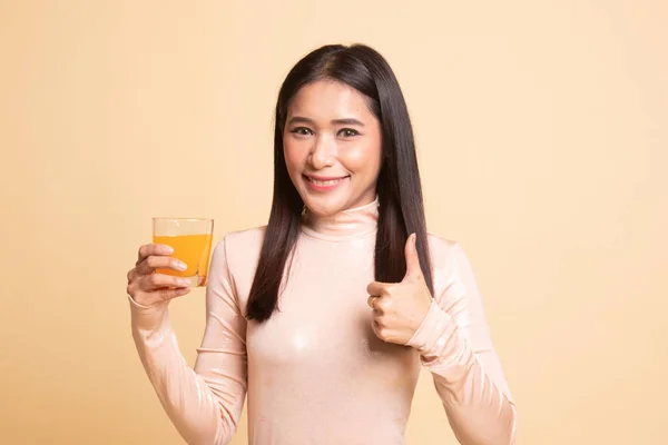 젊은 아시아 여자 엄지손가락 음료 오렌지 주스. — 스톡 사진