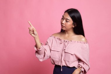 Asyalı kadın parmak ile ekranın dokunmadan.