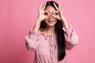 Asyalı kadın yapmak komik Çift Ok işareti olarak gözlük.