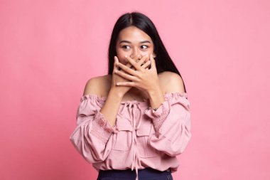 Güzel genç Asyalı kadın ağzını kapatın.