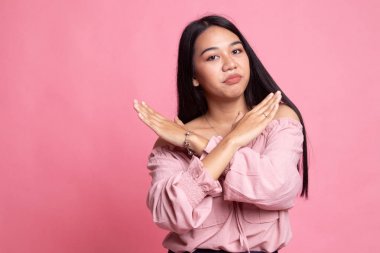 Güzel genç Asyalı kadın hayır diyor..