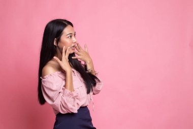 Güzel genç Asyalı kadın şok ve arama.