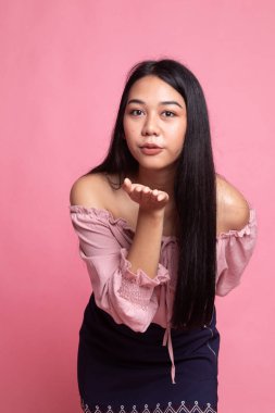 Güzel genç Asyalı kadın bir öpücük darbe.