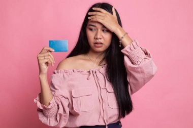 Genç Asyalı kadın baş ağrısı boş bir kart ile.