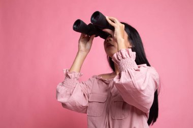 Dürbün ile genç Asyalı kadın.