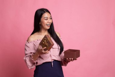 Genç Asyalı kadın açık bir hediye kutusu.