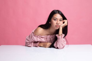 Asyalı kız sıkıcı olmaya başladı.