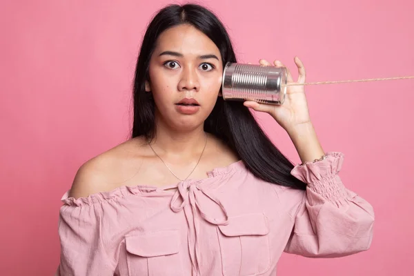 Surpreendido jovem mulher asiática com lata pode telefone . — Fotografia de Stock