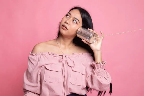 Jovem mulher asiática com lata pode telefone . — Fotografia de Stock