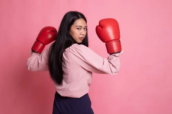 Joven mujer asiática con guantes de boxeo rojos . —  Fotos de Stock