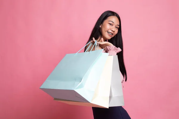 Junge asiatische Frau glücklich mit Einkaufstasche. — Stockfoto