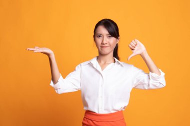 Genç Asyalı kadın göstermek palm el ve başparmak aşağı.