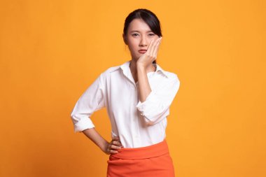 Genç Asyalı kadın diş ağrısı var.