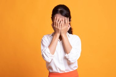 Üzgün genç Asyalı kadın avuç içi ağlar.