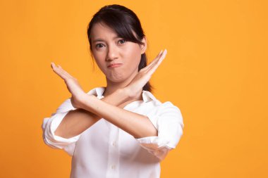 Güzel genç Asyalı kadın hayır diyor..