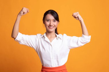 Güzel genç Asyalı kadın flex pazı.