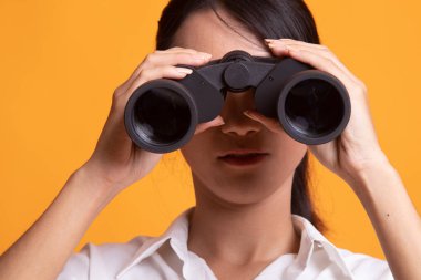 Dürbün ile genç Asyalı kadın.