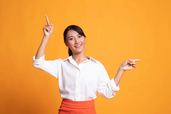 Junge asiatische Frau Punkt mit zwei Händen. — Stockfoto