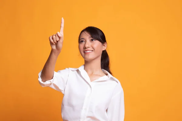 Aziatische vrouw aanraken van het scherm met de vinger. — Stockfoto