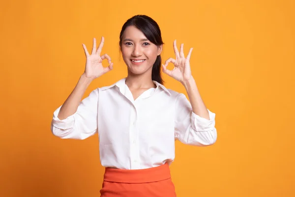 Asiatique femme montrer double OK signe de la main et sourire . — Photo