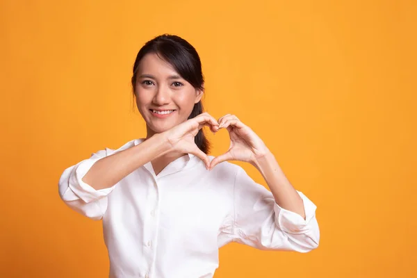 Ung asiatisk kvinna visar hjärta hand tecken. — Stockfoto