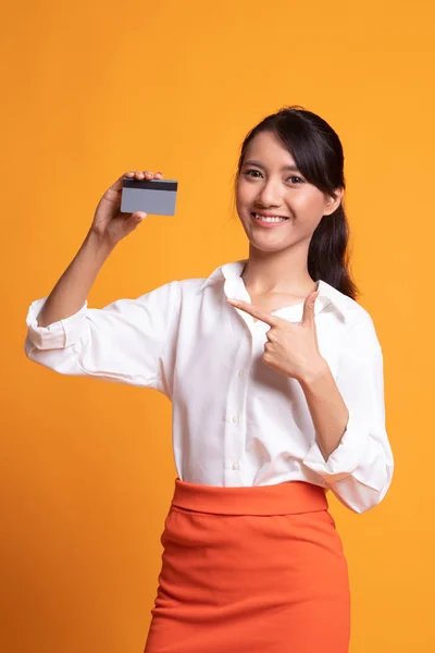 Giovane donna asiatica punta a una carta bianca . — Foto Stock