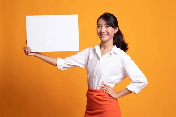 Junge asiatische Frau mit weißem Blankoschild. — Stockfoto