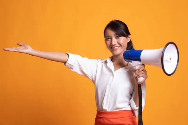 Mooie jonge Aziatische vrouw kondigen met megafoon. — Stockfoto