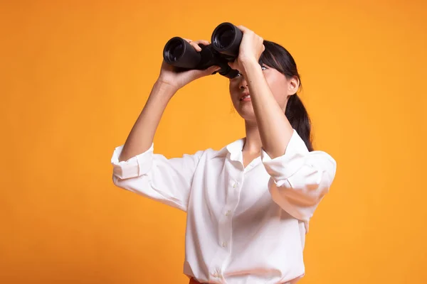 Giovane donna asiatica con binocolo . — Foto Stock