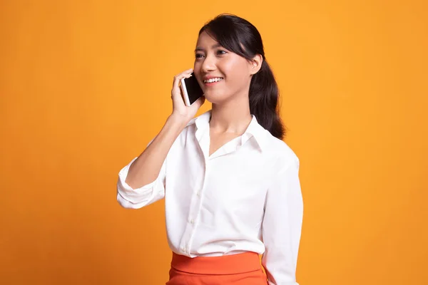 Joven mujer asiática hablando con teléfono móvil . —  Fotos de Stock