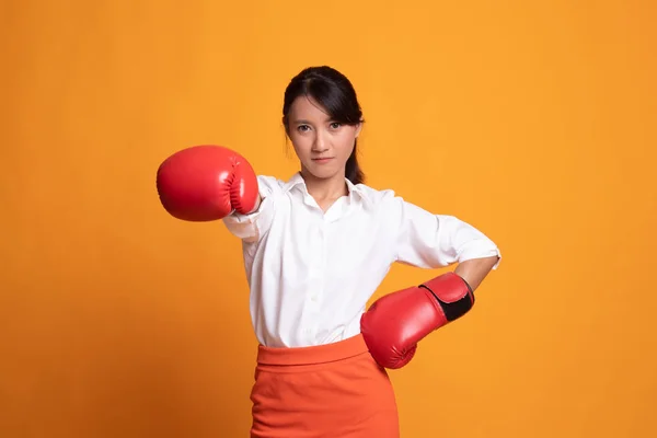 Jovem mulher asiática com luvas de boxe vermelho . — Fotografia de Stock