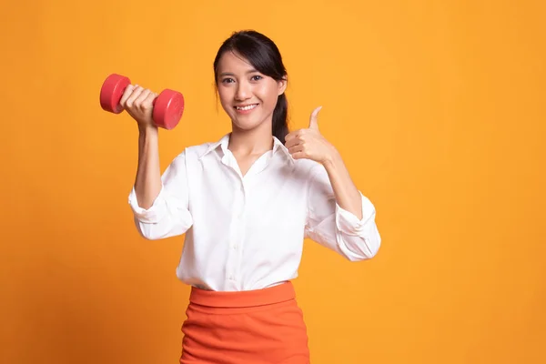 Gezonde Aziatische vrouw duimen omhoog met halters. — Stockfoto