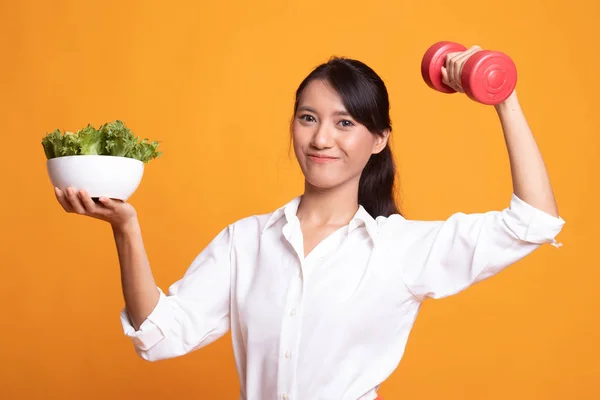 Здоровая азиатка с гантелями и салатом . — стоковое фото