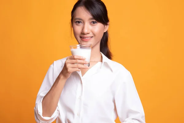 Saludable mujer asiática bebiendo un vaso de leche . —  Fotos de Stock