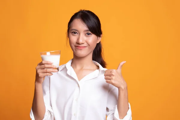 Saludable mujer asiática bebiendo un vaso de leche pulgares arriba . —  Fotos de Stock
